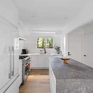 modern-kitsilano-2-bedroom-home-with-a-hot-tub.vancouver-hotels-bc.net/